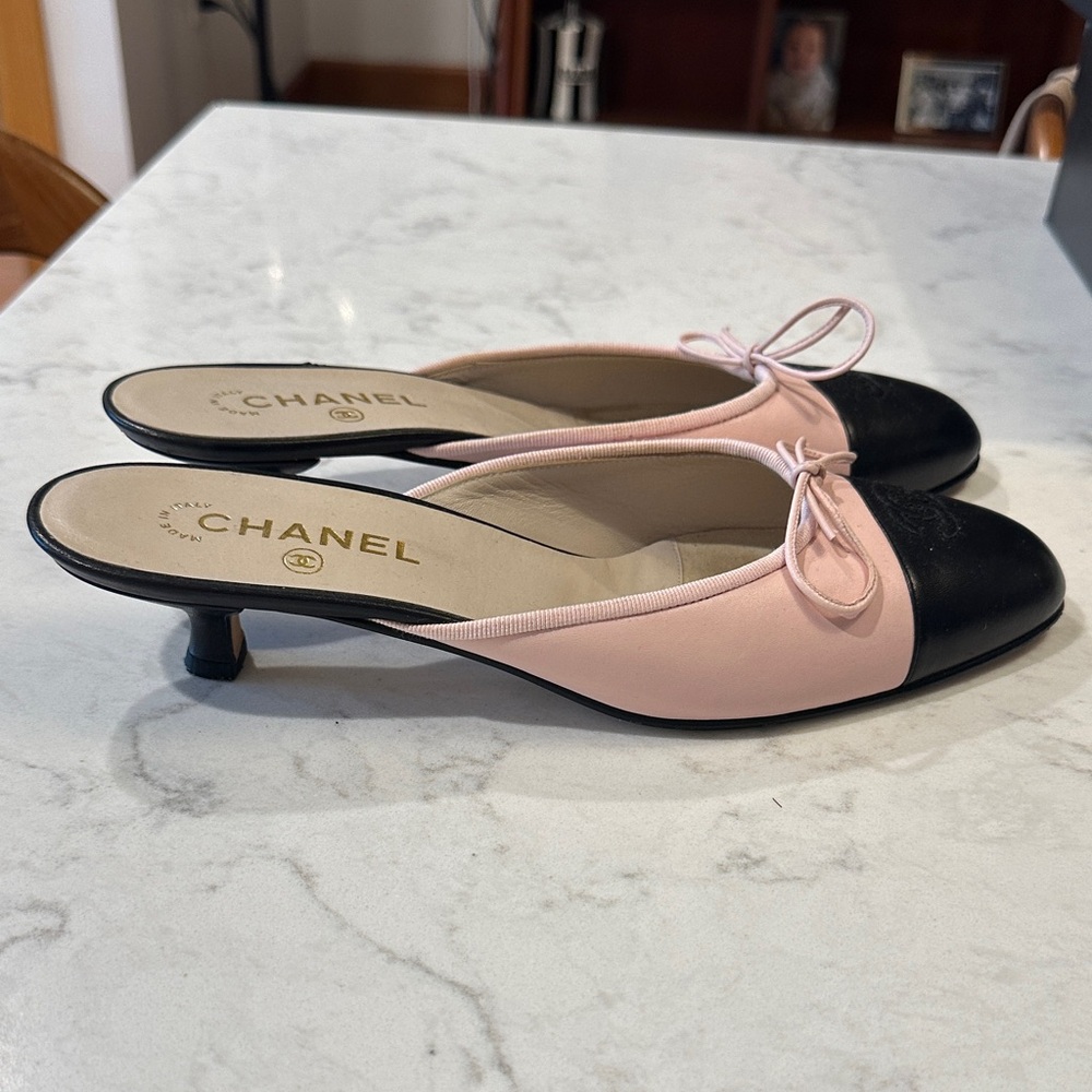 CHANEL vintage Pink and Black Mules - Picture 3 of 6